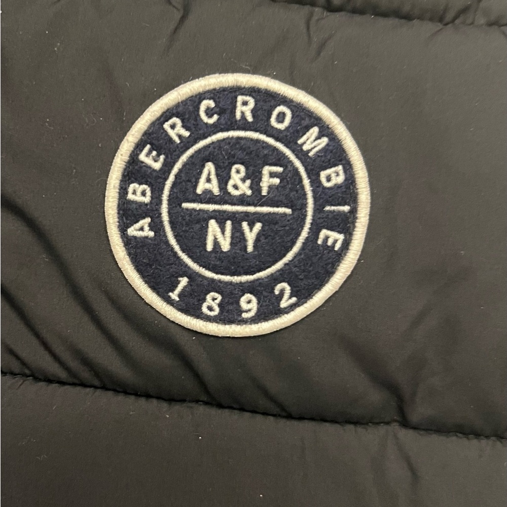 Vintage Abercrombie & Fitch Black Puffer Vest with Emblem - Picture 3 of 8